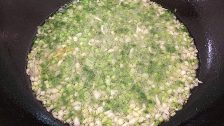 葱姜油,在葱白微泛黄的时候倒入葱青部分,记得拿油勺压一压轻轻拌一拌