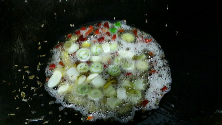 麻辣烤鱼,炒麻辣料图1 葱姜蒜 ,麻椒,辣椒