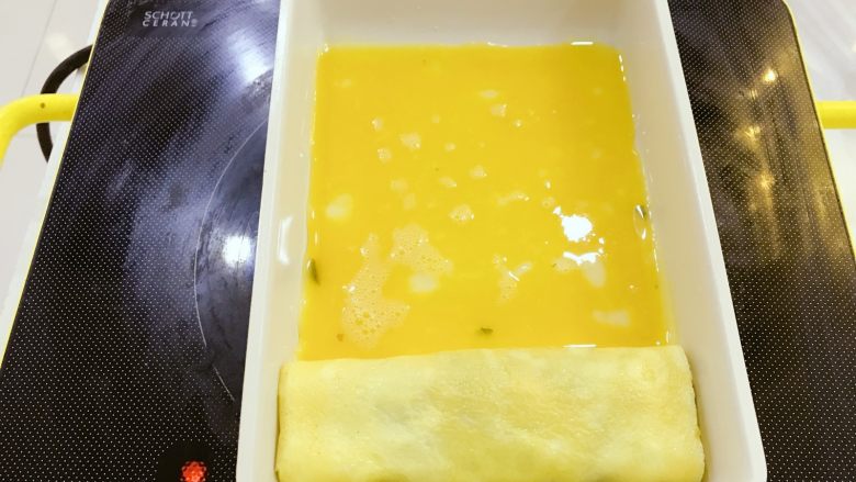 宝宝辅食:海苔肉松厚蛋烧-12M+,继续倒入剩下的一半蛋液,摊满锅底,要与刚才卷好的连在一起哈。