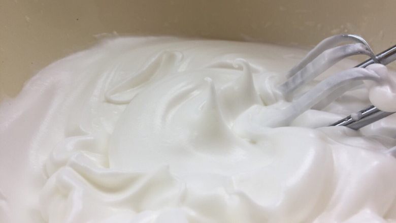 健康早餐之黑芝麻蛋糕,适当改成中速查看状态,大致提起打蛋器盆内立起一个尖角不倒