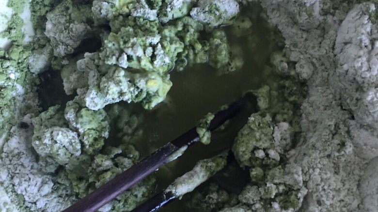青团子 低糖少油版,混合各种粉粉及油,分几次加入水,搅拌均匀