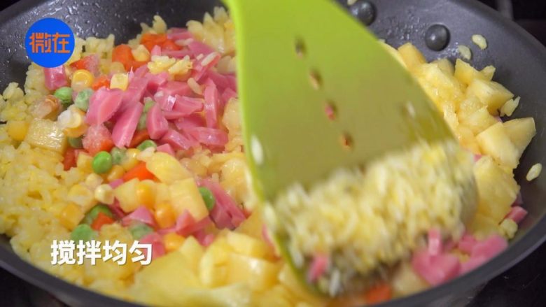 菠萝吃出新花样,硬菜主食甜点全包啦,4.锅中倒油,倒入米饭,火腿丁60克,蔬菜粒60克,菠萝丁60克,搅拌均匀。