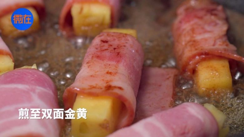 菠萝吃出新花样,硬菜主食甜点全包啦,3.融化<a style='color:red;display:inline-block;' href='/shicai/ 887'><a style='color:red;display:inline-block;' href='/shicai/ 887'>黄油</a></a>30克,放入培根卷,煎至双面金黄。