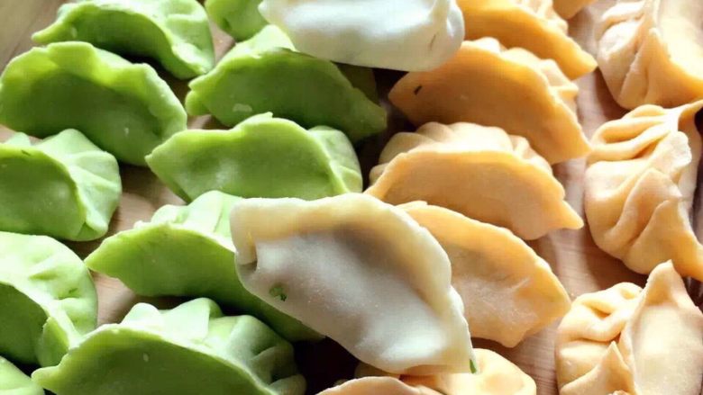 手工水饺,蔬菜汁和面,彩色饺子。