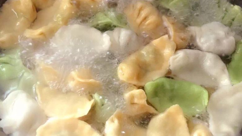 手工水饺,煮饺子的时候加入盐或葱白,饺子味道更好,饺子汤更好喝。