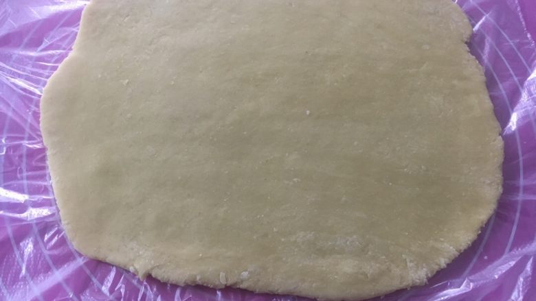 迷你口袋小饼干,擀开成一片,厚度约为4毫米,放入冰箱冷藏半小时