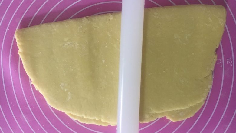 迷你口袋小饼干,用擀面杖再擀擀薄,厚度在6、7毫米左右