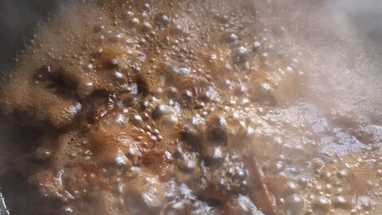 可乐鸡翅 ,第四步:倒入一听可乐,再加一勺老抽和一勺料酒,还有少许的盐。