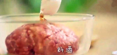 青椒塞肉,向盆中倒入<a style='color:red;display:inline-block;' href='/shicai/ 718'>料酒</a>