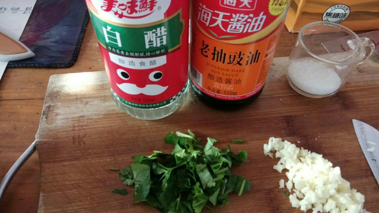 酸辣爽爽腌黄瓜,<a style='color:red;display:inline-block;' href='/shicai/ 715'>白醋</a>备用,因为没有生抽,所以只好用了老抽