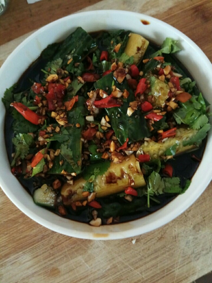 酸辣爽爽腌黄瓜,最后加入剁辣椒搅拌一下,淋在黄瓜上即可食用。