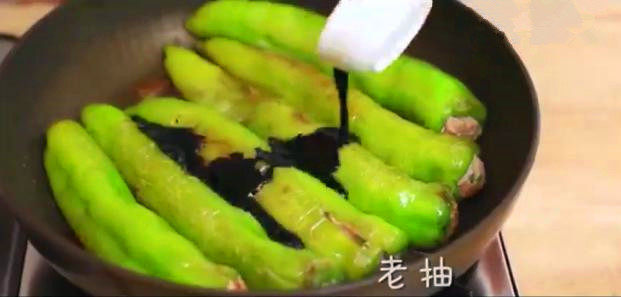 青椒塞肉,往锅内倒入<a style='color:red;display:inline-block;' href='/shicai/ 762'>老抽</a>