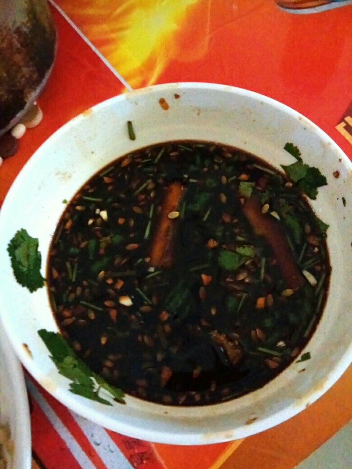 酸辣爽爽腌黄瓜,晚饭拿出来吃,刚盛饭,腌黄瓜已经所剩无几啦,好吃好吃,酸辣爽口,送饭佳菜,快动动小手做一做吧✌✌✌