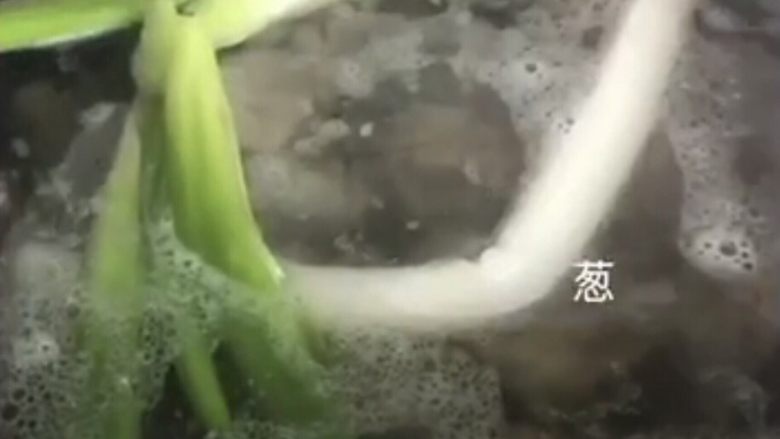 山药玉米排骨汤,砂锅中放入排骨、清水、生姜、花椒粒、葱。大火烧开，小火慢炖1小时。