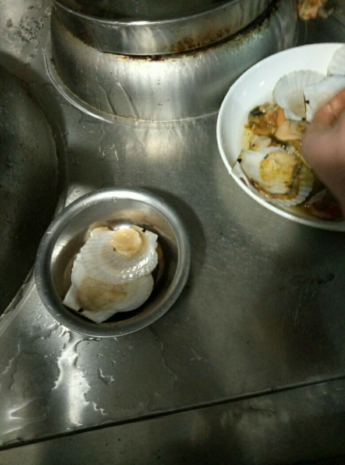 金丝沙拉元贝,元贝洗净就中间的肉