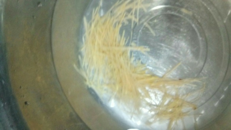 金丝沙拉元贝,<a style='color:red;display:inline-block;' href='/shicai/ 2585'>红薯</a>切银针丝待用，加黄色素泡起，我这图片没有加