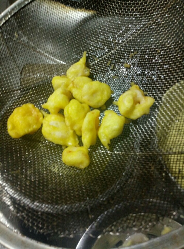 金丝沙拉元贝,元贝裹脆浆下油锅炸至金黄待用