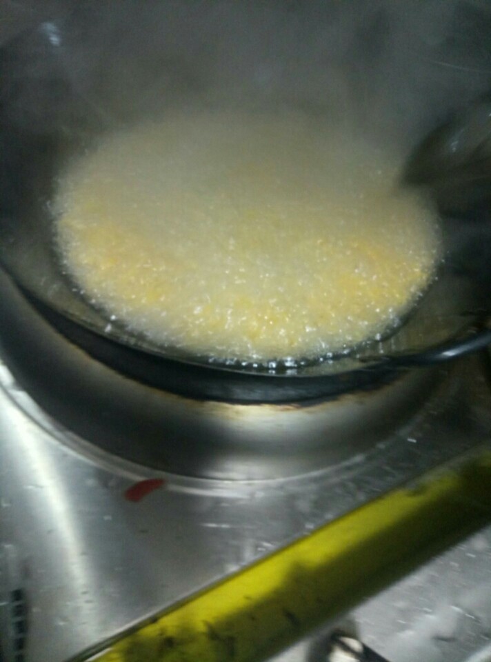 金丝沙拉元贝,红薯丝炸至金黄待用