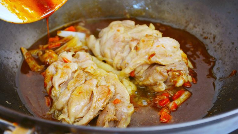 秘制鸡腿饭,好吃又营养,简单还兼具颜值~,把调好的酱汁倒入锅中,在填入小半碗清水~