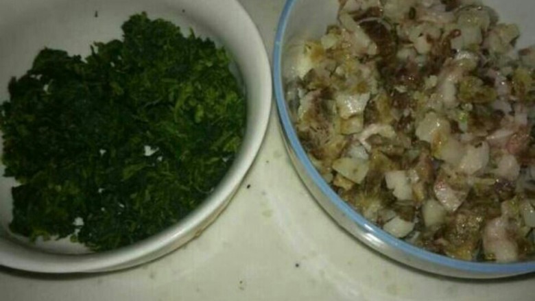 蒿子粑粑,蒿子切碎,<a style='color:red;display:inline-block;' href='/shicai/ 436'>腊肉</a>切丁。