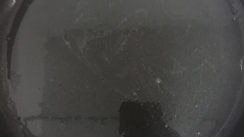 意大利水果布丁,然后把400ml的水倒入锅中,把搅拌均匀的鱼胶粉和细砂糖倒入锅中,熬成粘稠的透明色就可以了。