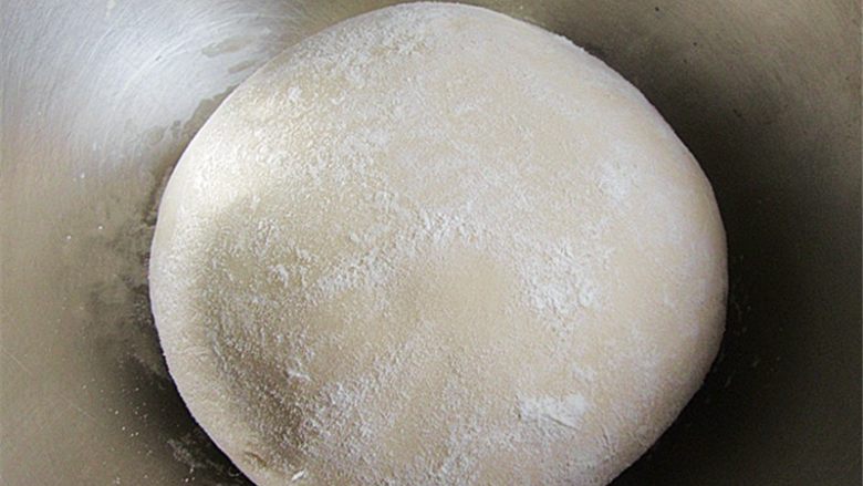 鸳鸯蒸饺 ,先提前和好面,盖上保鲜膜放置一会儿