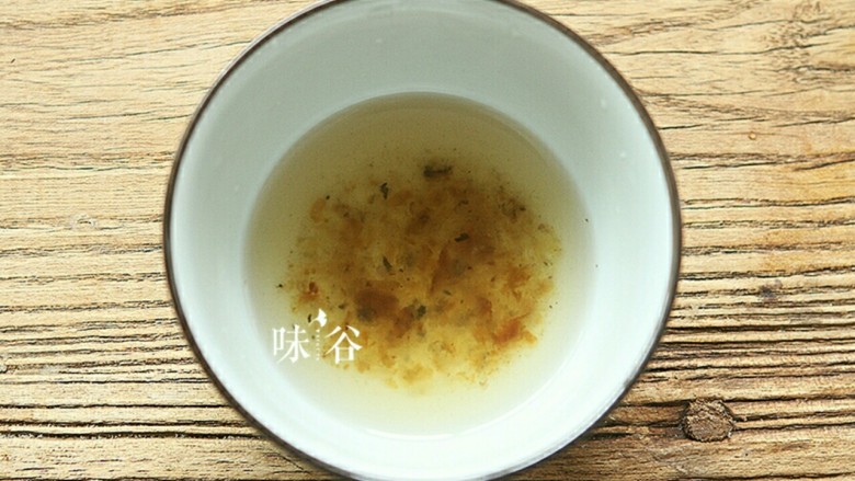 桃胶黑加仑椰奶西米露,将泡好的桃胶洗净,主要是要去掉桃胶上黑色的杂质(其实主要是树皮)