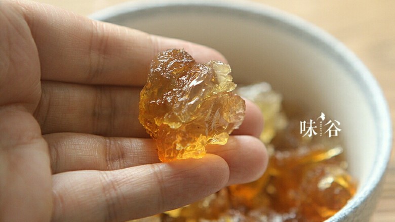 桃胶黑加仑椰奶西米露,去掉水处理干净的桃胶,可以掰成小块。