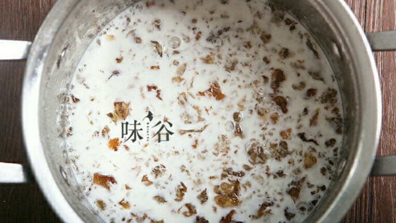 桃胶黑加仑椰奶西米露,倒入<a style='color:red;display:inline-block;' href='/shicai/ 10612'>椰奶</a>(有甜牛奶或牛奶都可以)放凉。