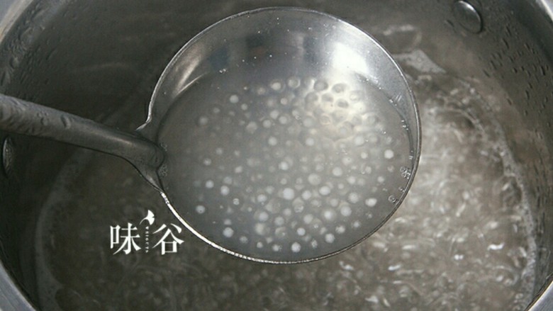 桃胶黑加仑椰奶西米露,煮到还有一点白芯,大部分为透明色的时候,可以关火盖上盖子再焖5~10分钟。