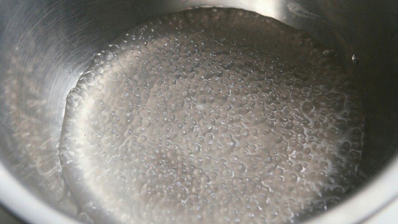 桃胶黑加仑椰奶西米露, 10分钟后的西米已经完全透明了,将西米捞出,这时的西米还有点糊状。颗粒不是很明显。