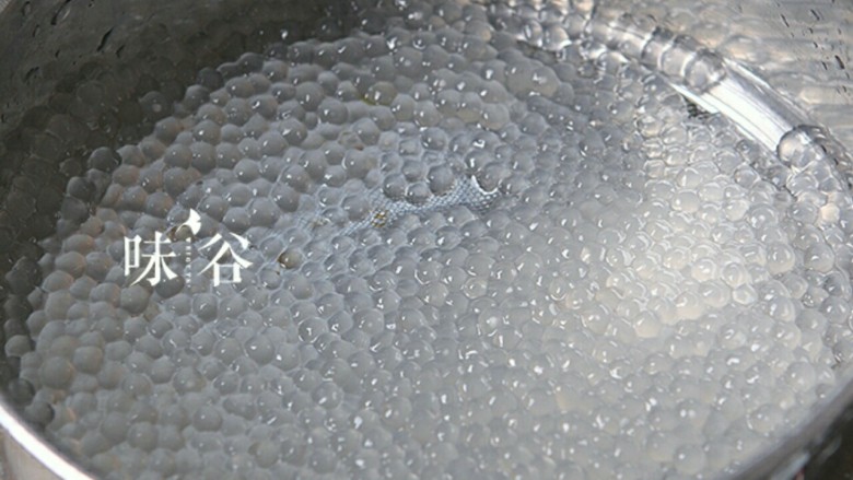 桃胶黑加仑椰奶西米露,然后用冷开水冲洗,西米的颗粒状就比较明显了,用网筛把西米沥干水份。