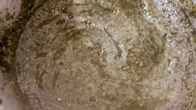 宝宝辅食:花生芝麻酱-11M+ ,此时就可以加入20g橄榄油或亚麻籽油,搅打细滑,差不多如图状态就可以啦。
》橄榄油、亚麻籽油无需加热即可直接食用。