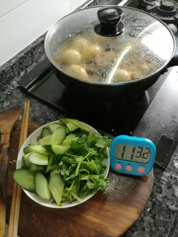 台式滷肉飯,重点是最后加入一些水，加蓋后小火煮30分鐘