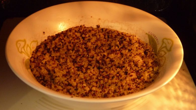 腊肉藜麦沙拉,<a style='color:red;display:inline-block;' href='/shicai/ 9425'>三色藜麦</a>洗净后加入适量的水,放微波炉内高火10分钟左右至熟,取出晾凉待用