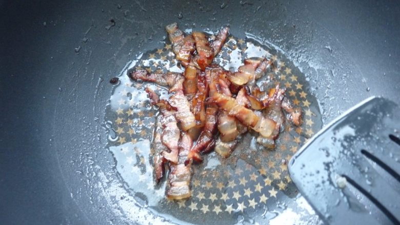 腊肉藜麦沙拉,腊肉煎出油,取出待用