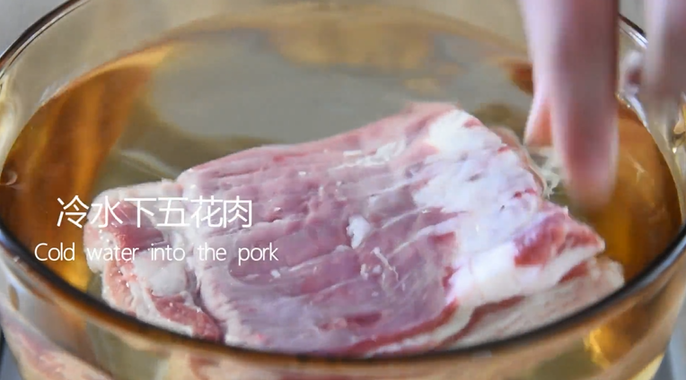 苏州樱桃肉，酥烂入味，色香味俱佳！,冷水下<a style='color:red;display:inline-block;' href='/shicai/ 428'>五花肉</a>