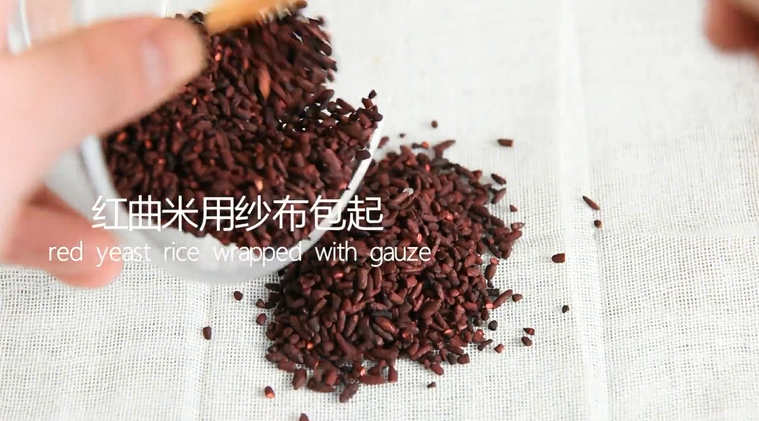 苏州樱桃肉,酥烂入味,色香味俱佳!,红曲米用纱布包起