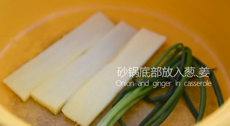 苏州樱桃肉,酥烂入味,色香味俱佳!,砂锅底部放入葱、姜片