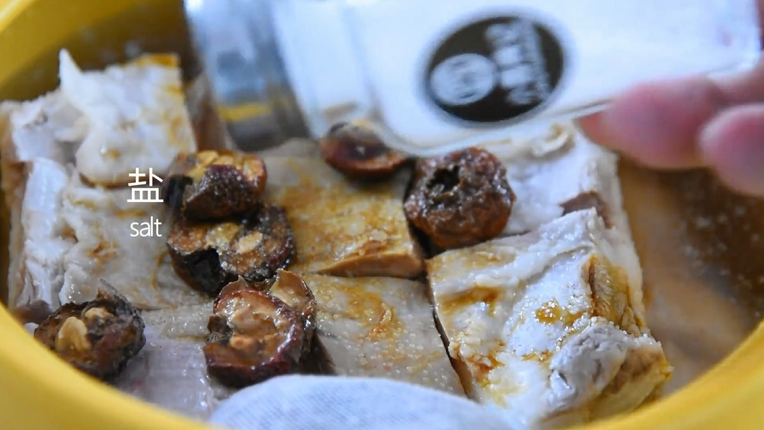 苏州樱桃肉,酥烂入味,色香味俱佳!,倒入<a style='color:red;display:inline-block;' href='/shicai/ 788'>生抽</a>、料酒、盐