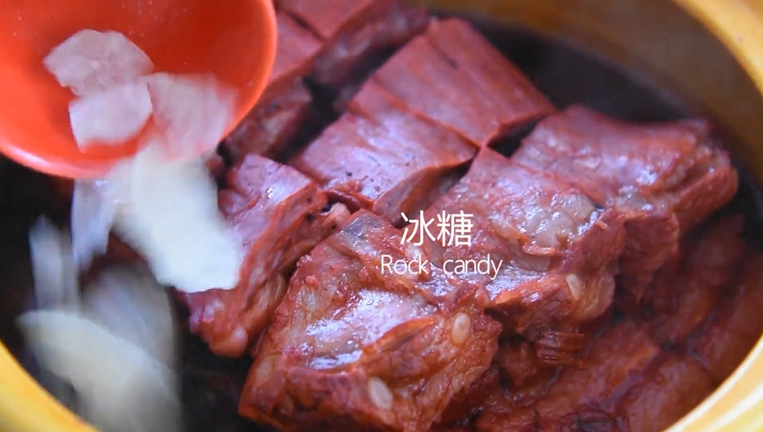 苏州樱桃肉,酥烂入味,色香味俱佳!,取出葱结、红曲米,倒入<a style='color:red;display:inline-block;' href='/shicai/ 866'>冰糖</a>关盖收汁