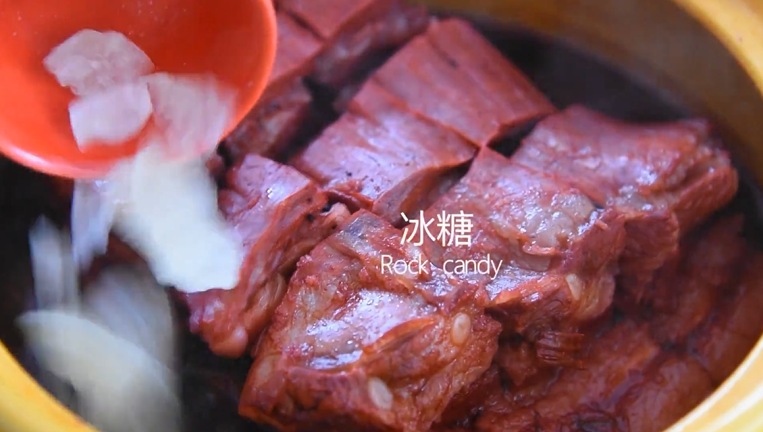 苏州樱桃肉，酥烂入味，色香味俱佳！,取出葱结、红曲米，倒入<a style='color:red;display:inline-block;' href='/shicai/ 866'>冰糖</a>关盖收汁