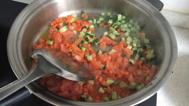 营养蔬菜炒饭,取出鸡蛋后,再加少许油,适量盐,放入准备好的蔬菜丁翻炒