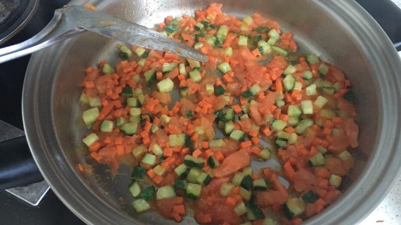营养蔬菜炒饭,炒到番茄出汁,准备加入米饭
