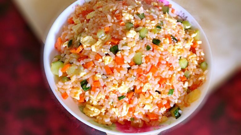 营养蔬菜炒饭,入盘!色香味俱全的蔬菜丁炒蛋就大功告成啦~