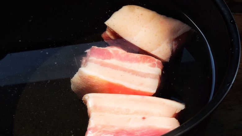肥而不腻 香糯酥烂的 东坡肉,将肉放入水中,中火煮5分钟