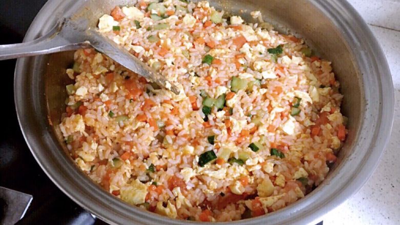 营养蔬菜炒饭,翻炒均匀,准备出锅