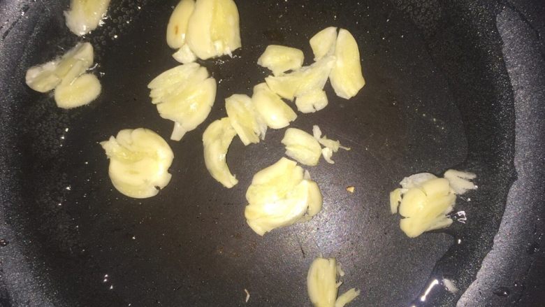 蒜香油麦菜,蒜去皮,洗干净,切蒂,然后拍扁,给锅里倒入油,等油热以后,把蒜放进去爆香。