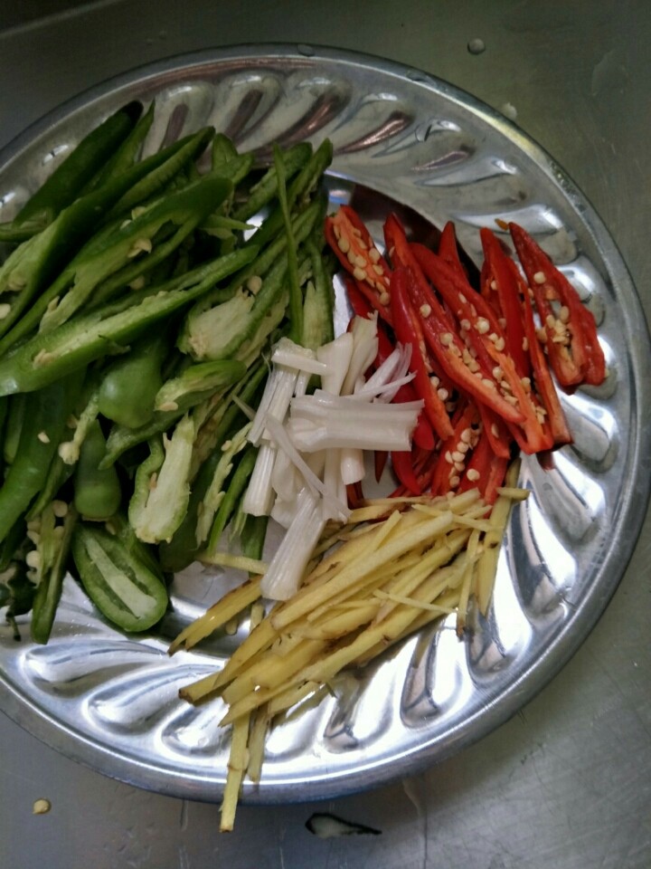 盐煎肉,辣椒切丝,姜切丝,蒜拍碎