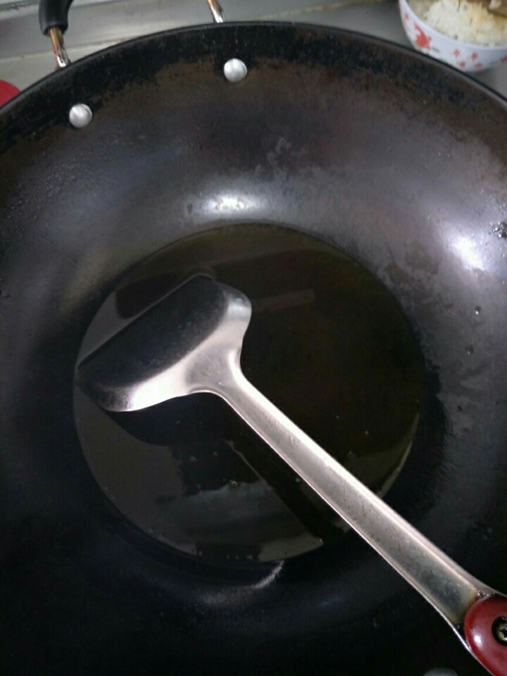 盐煎肉,热锅加油,大概八成热就行了